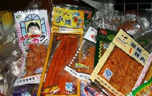 辣條黑作坊四年三遷 游擊式無證生產的警示